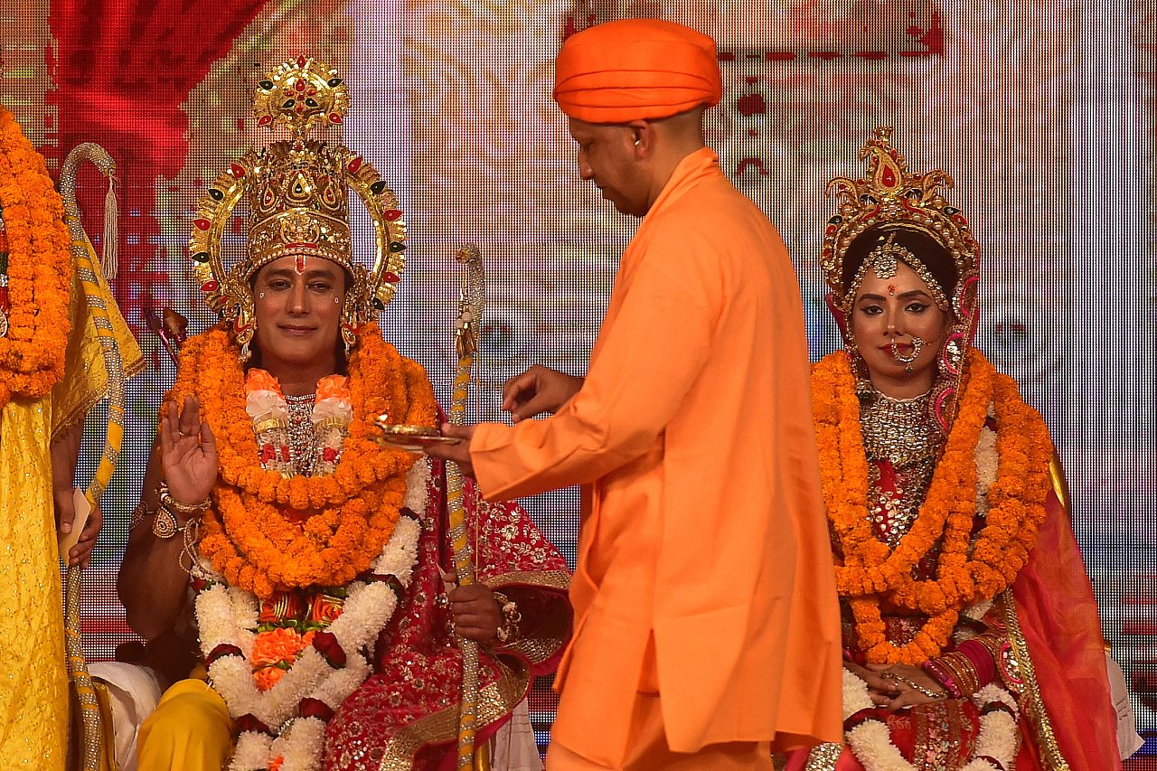 Le ministre en chef de l'État de l'Uttar Pradesh, Yogi Adityanath, participe à un événement religieux à la veille de « Diwali », la fête hindoue des lumières, à Ayodhya, le 11 novembre 2023.