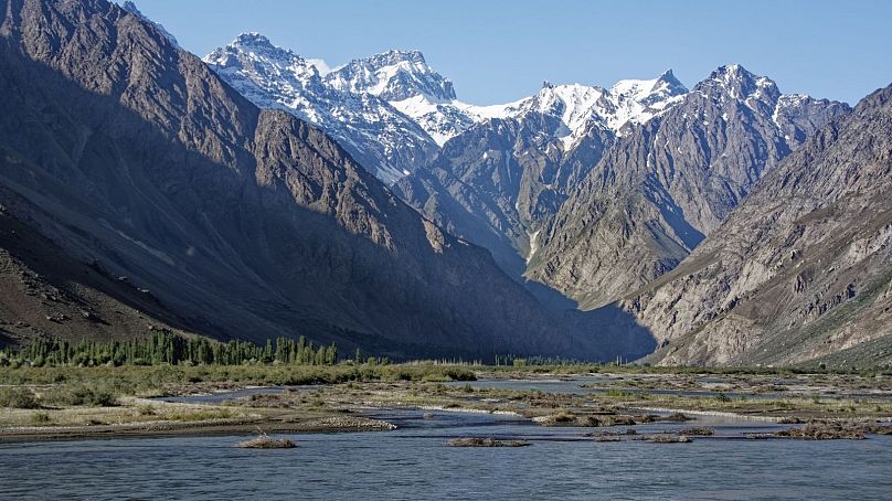 Les aventuriers doivent être prêts à marcher pendant des jours dans les montagnes du Pamir en rencontrant très peu de signes de civilisation.