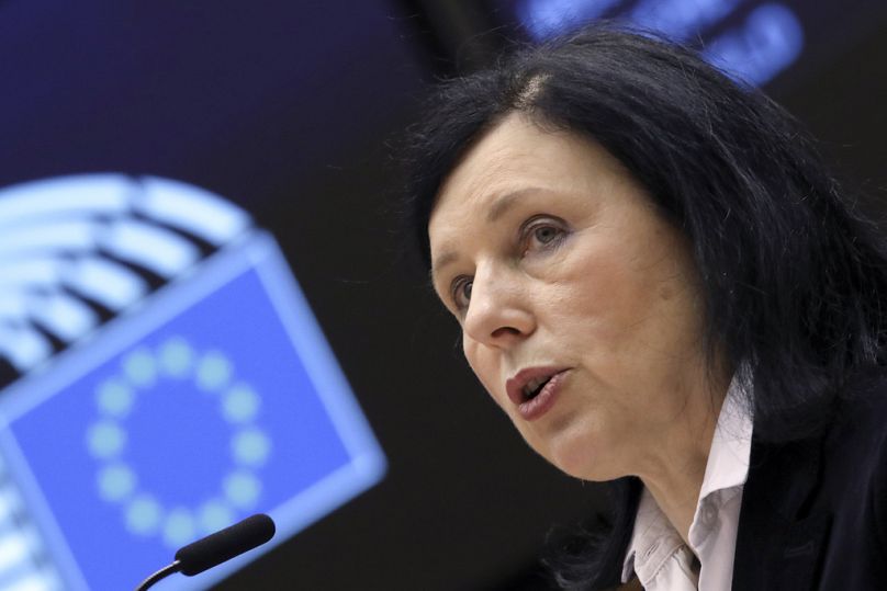 Vera Jourova, commissaire européenne chargée des valeurs et de la transparence, s'adresse à la plénière du Parlement européen à Bruxelles, en mars 2021