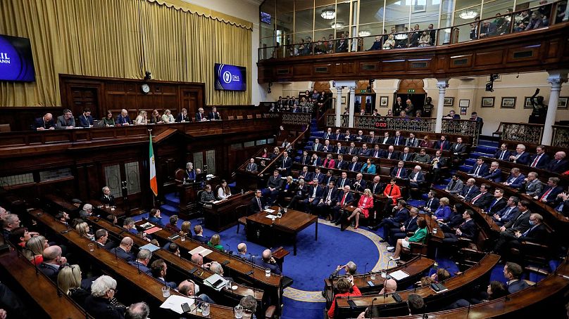 DOSSIER : Le nouveau Premier ministre irlandais Leo Varadkar (au centre) s'adressant aux TD au Dail, la chambre basse du parlement irlandais, à Dublin, décembre 2022
