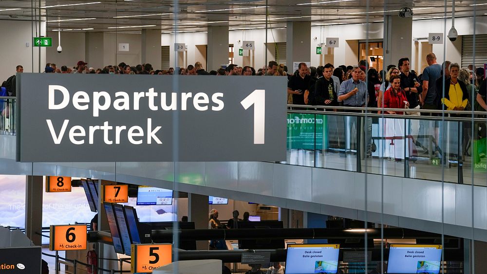Le gouvernement néerlandais abandonne son projet de réduire les vols à l'aéroport de Schiphol suite à la pression internationale