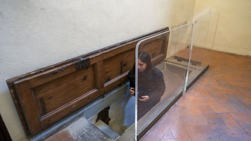 La trappe menant à une pièce avec de délicats dessins au fusain sur les murs que certains experts ont attribués à Michel-Ange est visible à l'intérieur de la chapelle des Médicis de Florence.