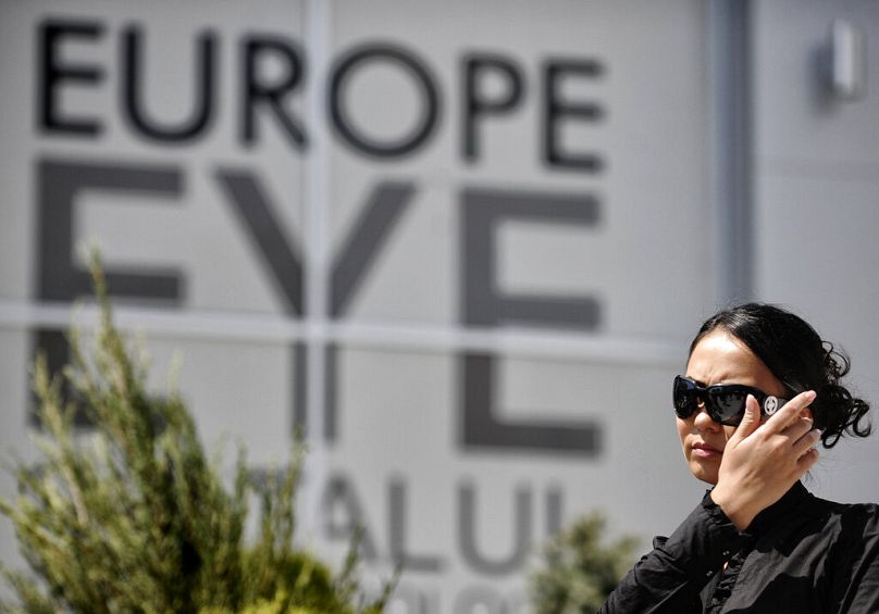 Une femme se promène à Bucarest, mai 2011