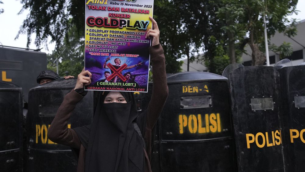 Les musulmans conservateurs d'Indonésie protestent contre le concert de Coldplay à cause du soutien LGBTQ+ du groupe