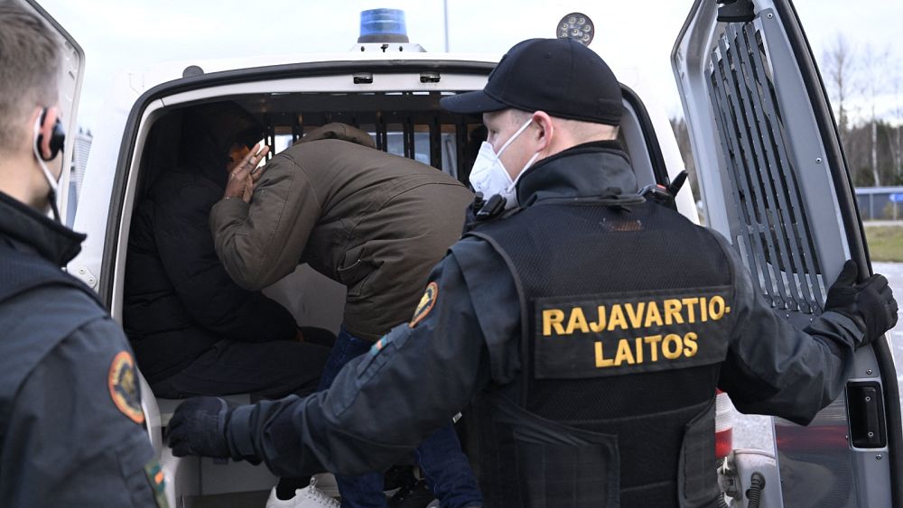La Finlande va fermer la moitié de ses postes frontaliers à l'est après la « malveillance » des migrants russes