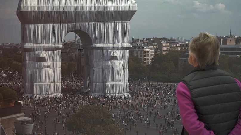 Wolfgang Volz, le photographe de Christo et Jeanne-Claude admire une photo de l'Arc de Triomphe de 50 mètres de haut à Paris lors de son emballage en 2021