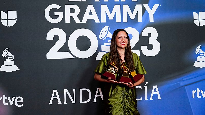 Natalia Lafourcade pose en salle de presse avec les prix du disque de l'année