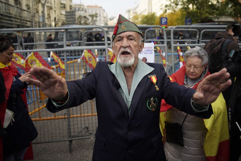 Les manifestants protestent contre l'accord des socialistes espagnols visant à accorder l'amnistie aux séparatistes catalans en échange du soutien au nouveau gouvernement.