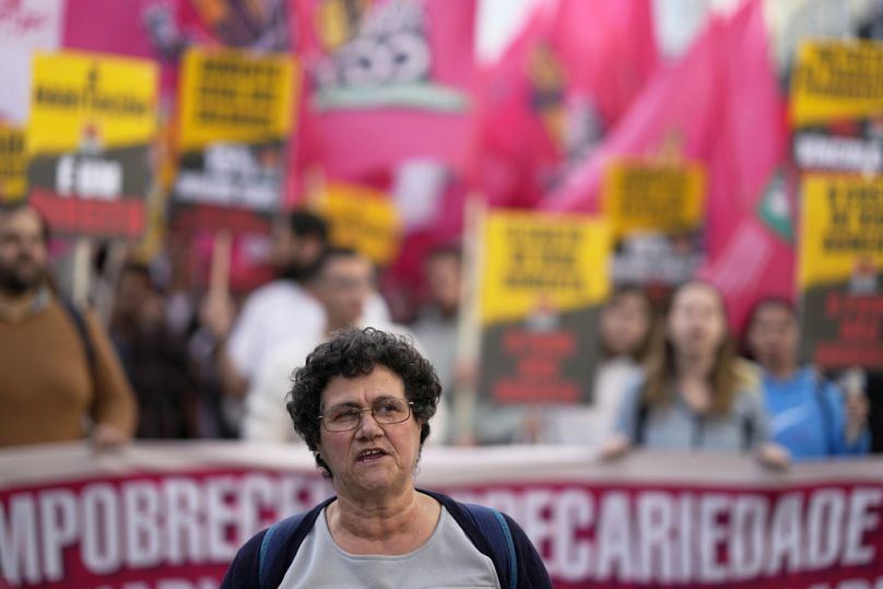 Des manifestants brandissent des banderoles et des drapeaux lors d'une manifestation des syndicats de travailleurs exigeant, entre autres, une augmentation des salaires et des retraites, à Lisbonne, le 11 novembre 2023.