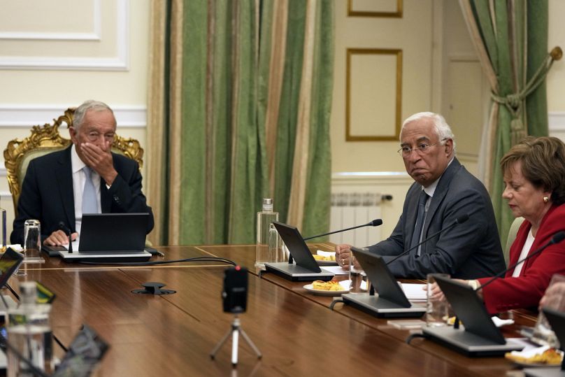 Le Premier ministre portugais sortant Antonio Costa, au centre, et le président Marcelo Rebelo de Sousa, à gauche.