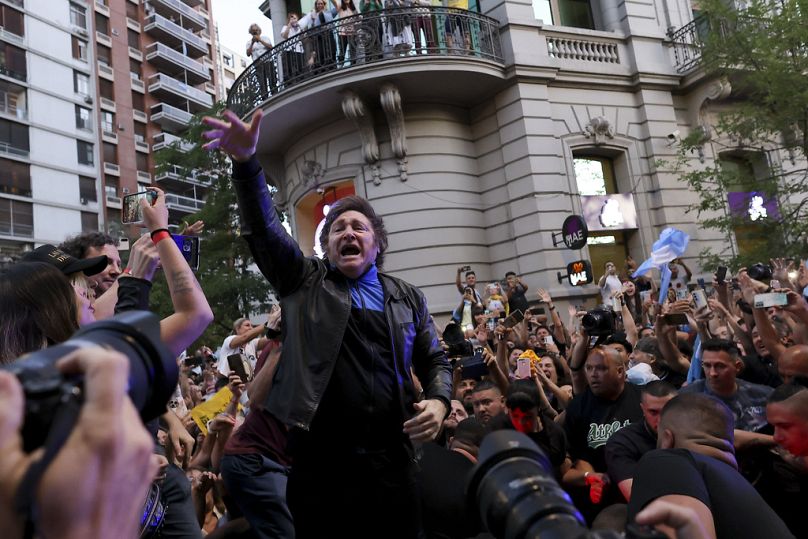 Javier Milei, candidat à la présidence de la coalition Liberty Advances, au centre, salue ses partisans lors de son rassemblement de clôture de campagne à Cordoba, en Argentine, le jeudi 16 novembre 2023.