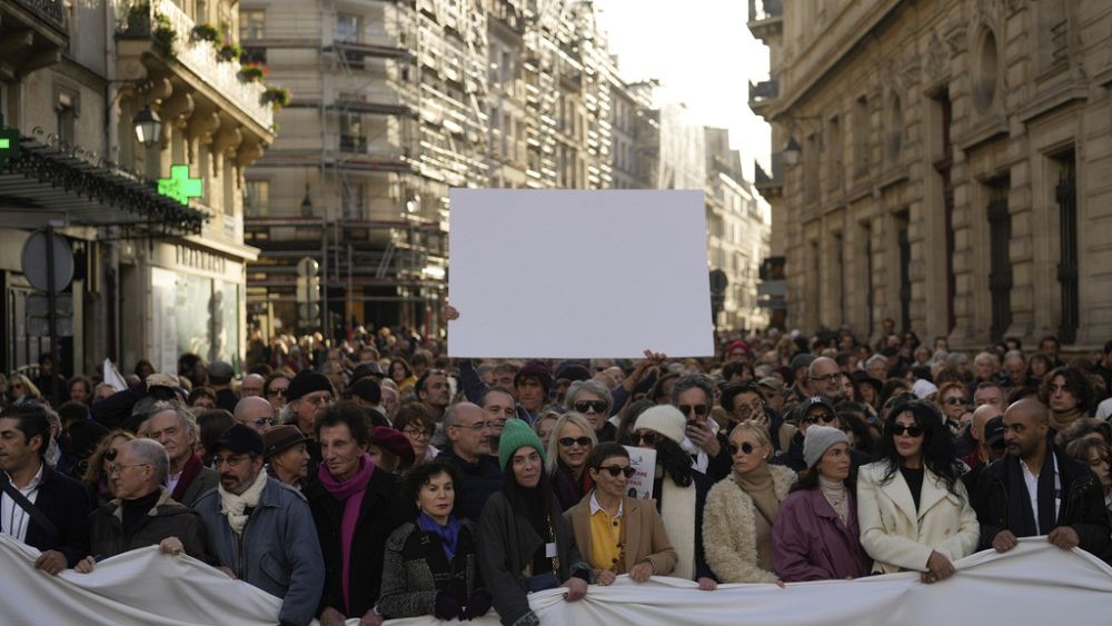 Des milliers de personnes défilent silencieusement à Paris pour appeler à la paix au Moyen-Orient