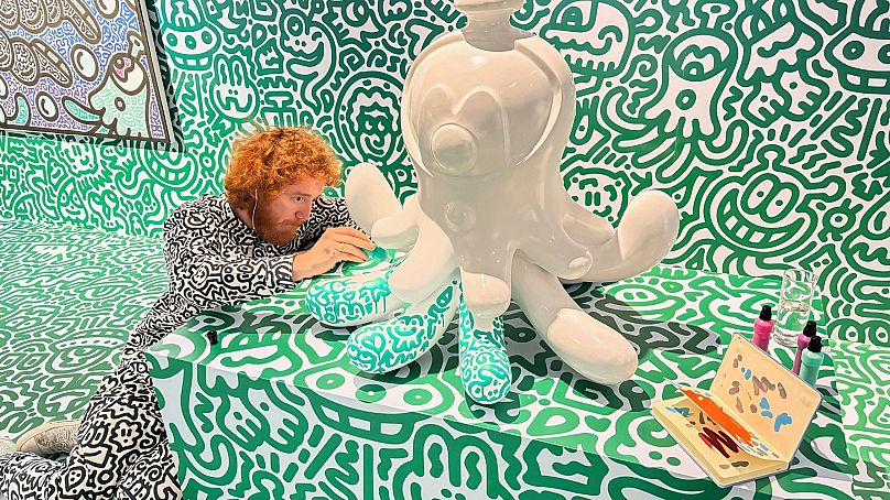M. Doodle travaillant sur une sculpture nommée