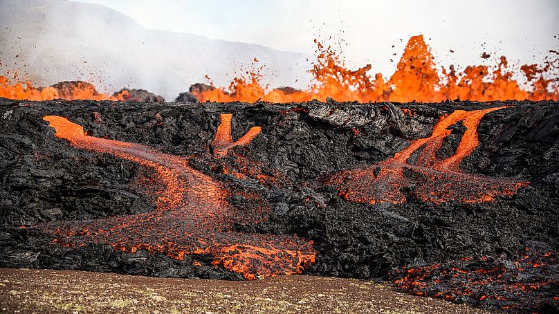 Un gros plan de la lave coulant du volcan Fagradalsfjall en Islande le 3 août 2022.