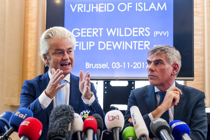 DOSSIER : Le leader d'extrême droite néerlandais Geert Wilders, à gauche, et le politicien anti-immigration belge Filip Dewinter s'exprimant au Parlement néerlandais, novembre 2017.