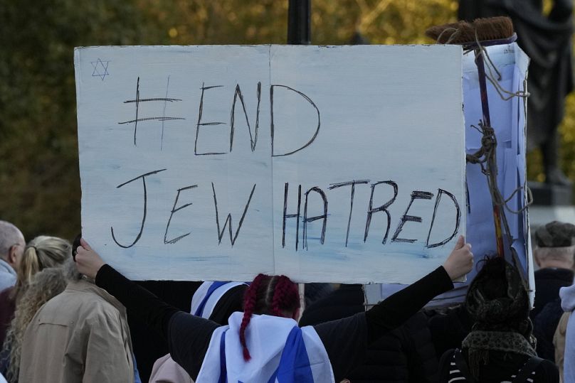Une sympathisante israélienne brandit une pancarte disant « Mettre fin à la haine des Juifs » alors qu'elle participait à une manifestation à Londres le mois dernier.
