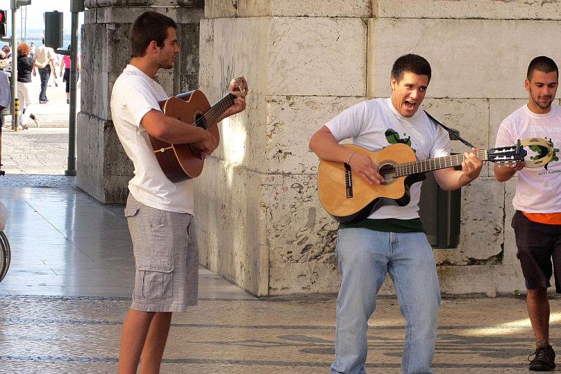 António Bello et Lourenço Almeida e Brito, amis universitaires, ont joué dans la rue dans le centre de Lisbonne avant de lancer « Just a Change » en 2015 pour aider les autres.