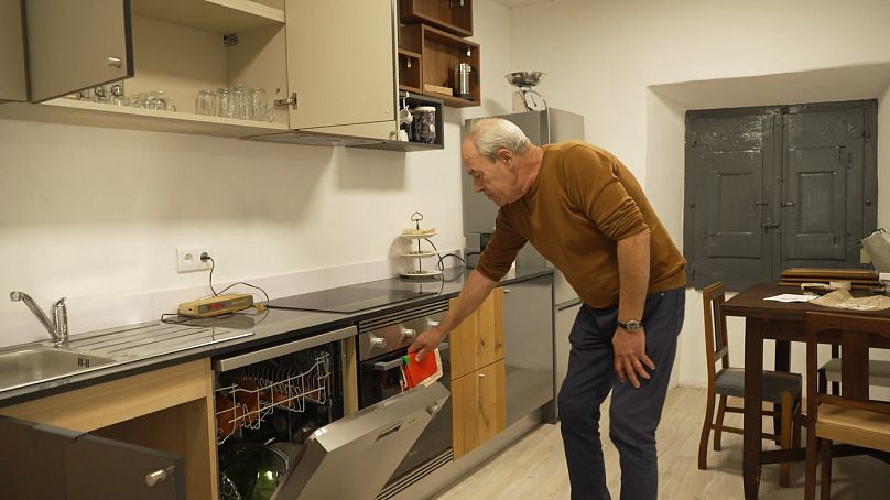 Antonio Da Silva inspecte sa nouvelle maison après l'avoir déclarée irréparable