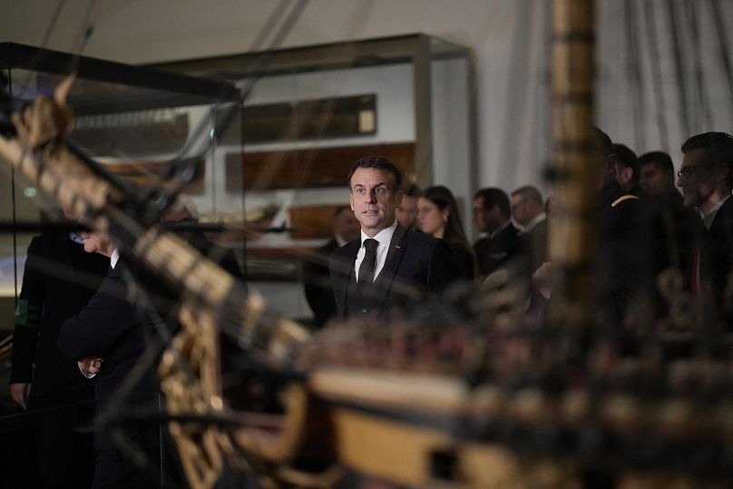 Le président français Emmanuel Macron visite le Musée national de la Marine, le jour de sa réouverture après six ans de rénovation, à Paris.