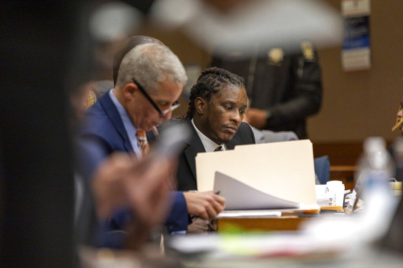 Le rappeur d'Atlanta Young Thug, au centre, de son vrai nom Jeffery Williams, fait sa première apparition au palais de justice du comté de Fulton à Atlanta le jeudi 15 décembre 2022.