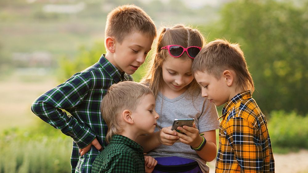 Enfants utilisant l’IA et porno diurne : une nouvelle étude révèle les habitudes en ligne