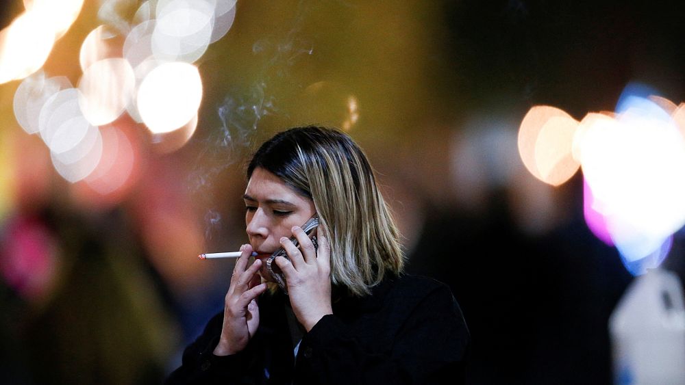 En France, les touristes pourraient être condamnés à une amende s'ils fument en public : où d'autre existe-t-il des lois strictes sur l'éclairage ?