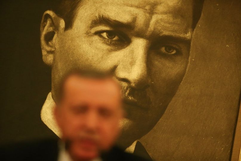 Sur fond d'une affiche de Mustafa Kemal Ataturk, le fondateur de la Turquie moderne, le président turc Recep Tayyip Erdogan s'entretient avec les médias à Istanbul, en avril 2017.