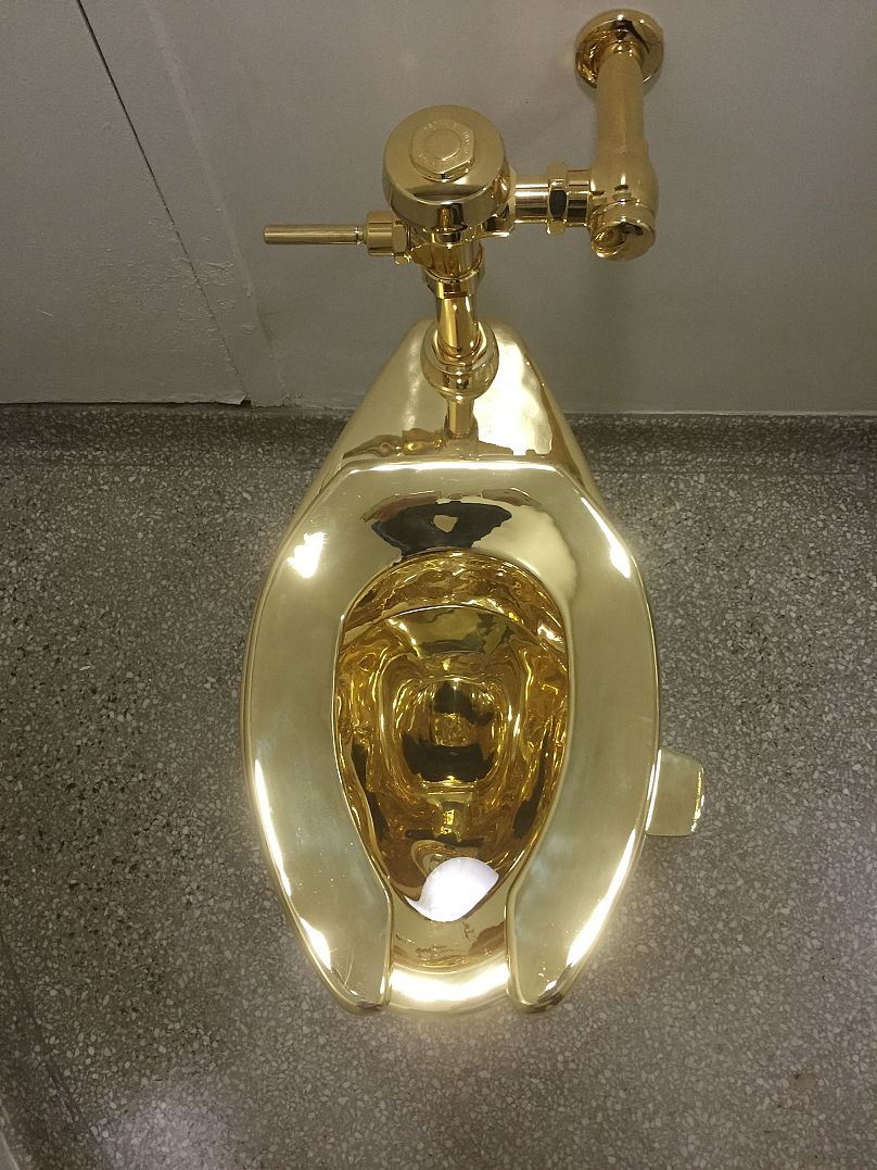 Des toilettes en or massif entièrement fonctionnelles, réalisées par l'artiste italien Maurizio Cattelan, seront mises en service public au musée Guggenheim de New York le 15 septembre 2016.