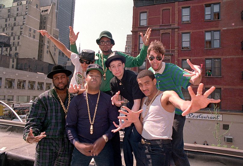 Run-DMC et les Beastie Boys posent au sommet d'un restaurant du centre de Manhattan, le lundi 11 mai 1987.
