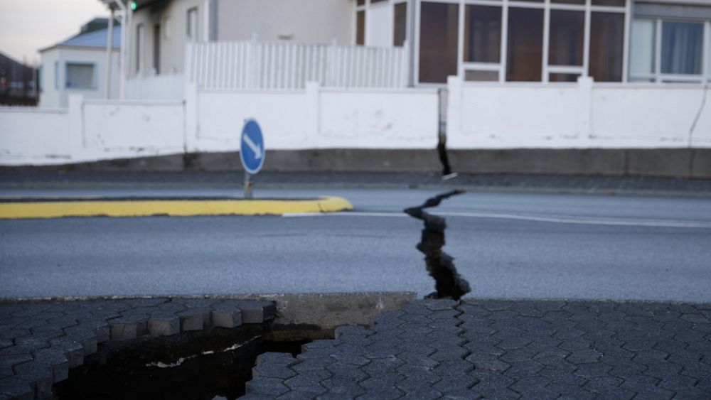 Des fissures s'ouvrent dans les rues d'un village de pêcheurs islandais près d'un volcan qui pourrait bientôt entrer en éruption