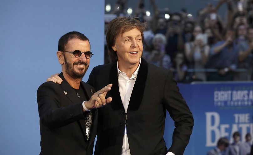 Paul McCartney, à droite, et Ringo Starr posent pour des photos lors de la première mondiale du film 
