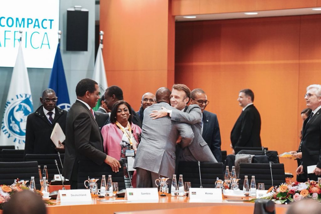 À Berlin avec un objectif : renforcer notre coopération économique avec les États du Compact with Africa.
Nous avançons ensemble dans le sens du Pacte de Paris pour les Peuples et la Planète : ne pas avoir à choisir entre lutte contre la pauvreté et lutte pour la planète.