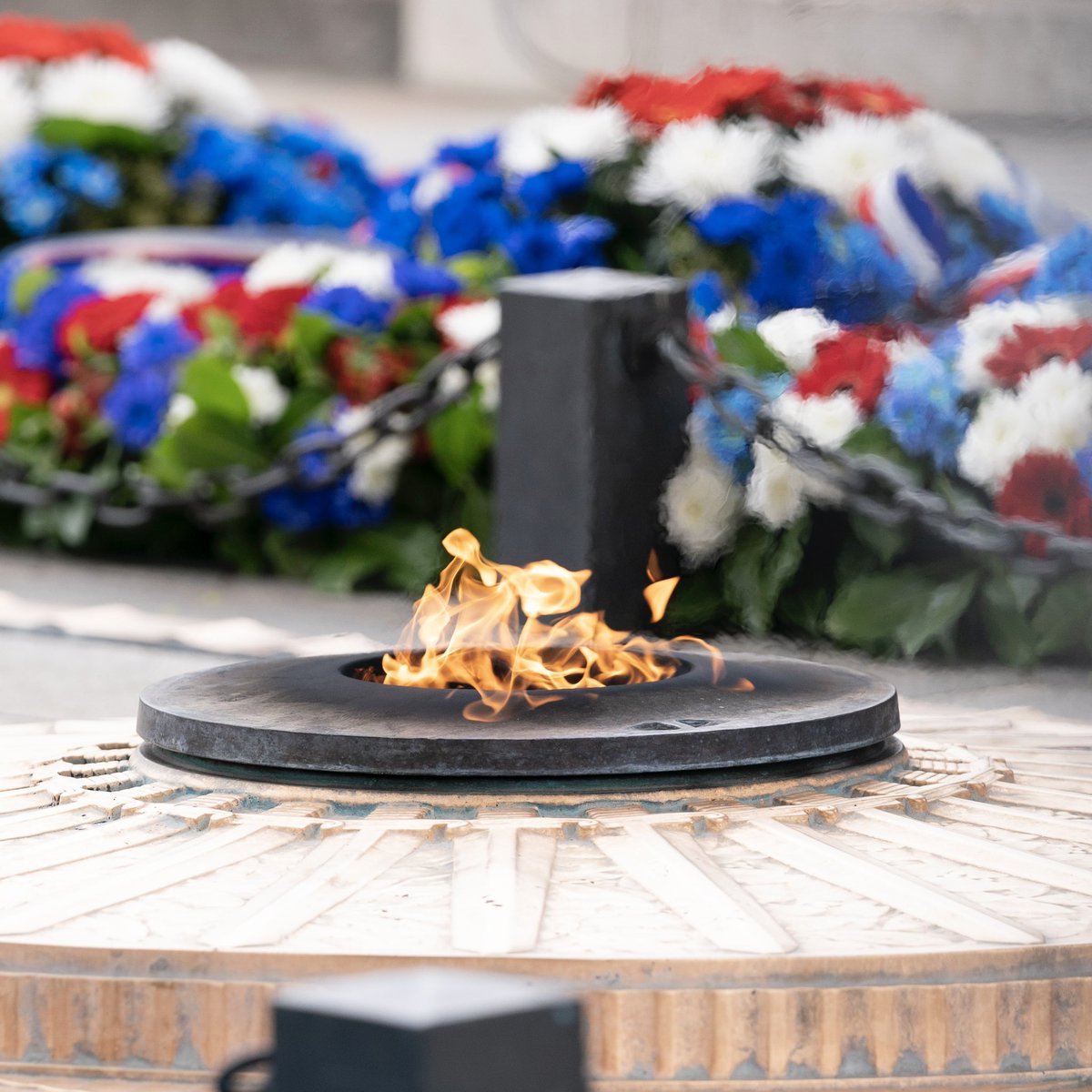 Le 11 novembre 1923, sur la tombe du Soldat inconnu, était allumée pour la première fois une flamme qui depuis ne s’est jamais éteinte.
                         
Depuis 100 ans, sans discontinuer.

Aux pires heures de la Seconde Guerre mondiale, le jour même de l’invasion nazie,…