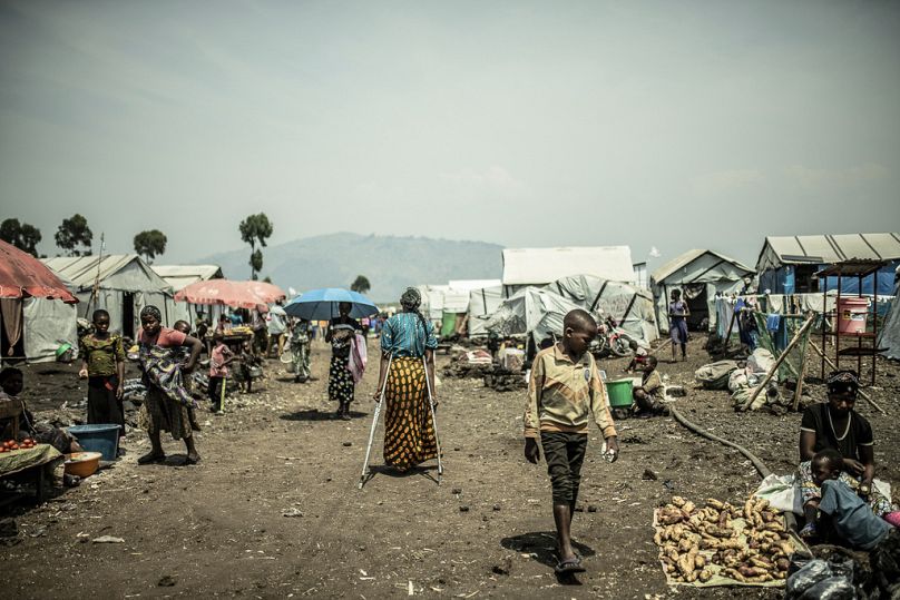 La mère de quatre enfants violée, âgée de 42 ans, se promène dans le camp de déplacés de Bulengo où elle avait fui la guerre dans l'est de la RDC, août 2023.