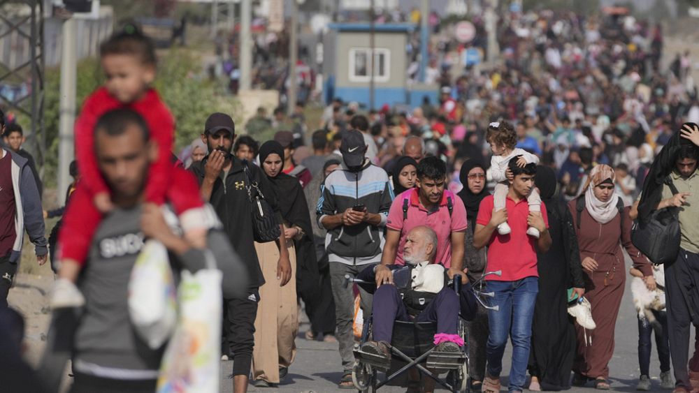 Exode à pied – Les Palestiniens fuient alors que les forces israéliennes se rapprochent de la ville de Gaza