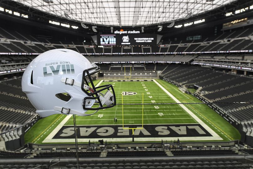 Un casque avec le logo « Super Bowl LVIII » est visible à la suite d'une conférence de presse le mercredi 15 décembre 2021, au stade Allegiant, pour annoncer que le Super Bowl LVIII aura lieu je