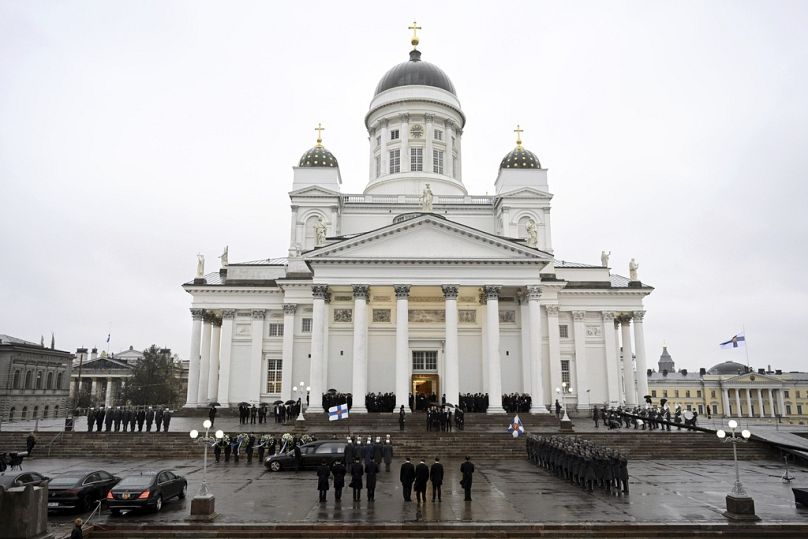 Le cortège funéraire arrive à la cathédrale d'Helsinki lors des funérailles nationales de l'ancien président de la République Martti Ahtisaari, à Helsinki, en Finlande, le vendredi 10 novembre 2023.