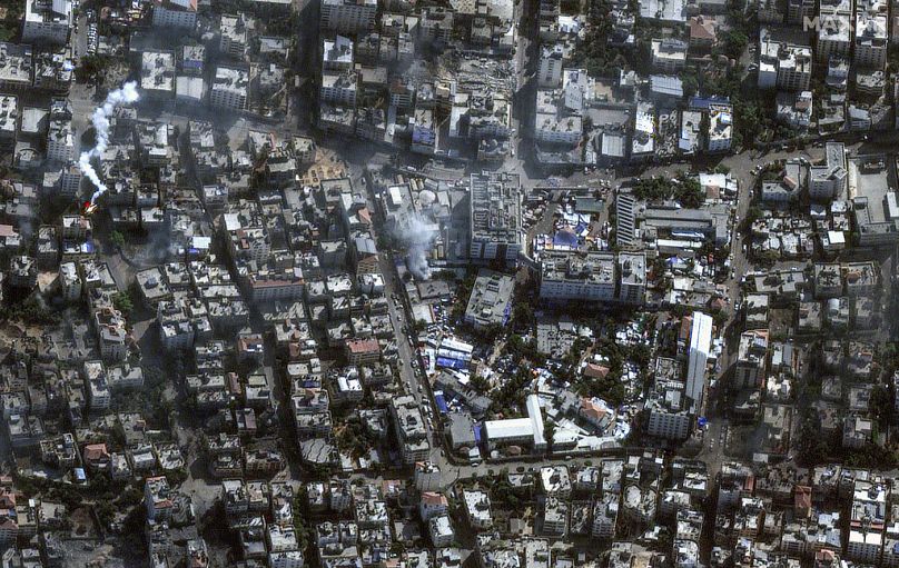 Cette image fournie par Maxar Technologies montre l'hôpital al-Shifa et ses environs dans la ville de Gaza, le samedi 11 novembre 2023.