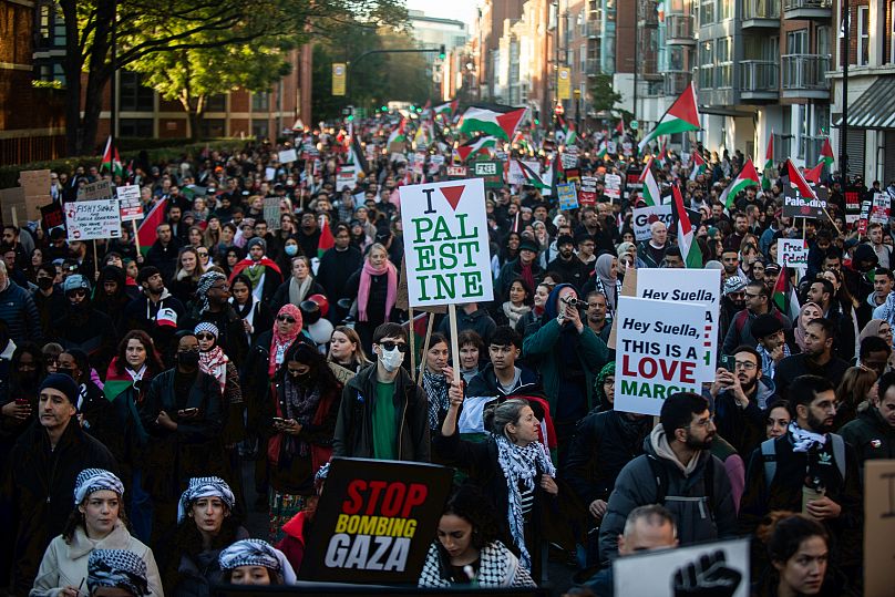 Des manifestants pro-palestiniens samedi sur la route du pont Vauxhall à Londres