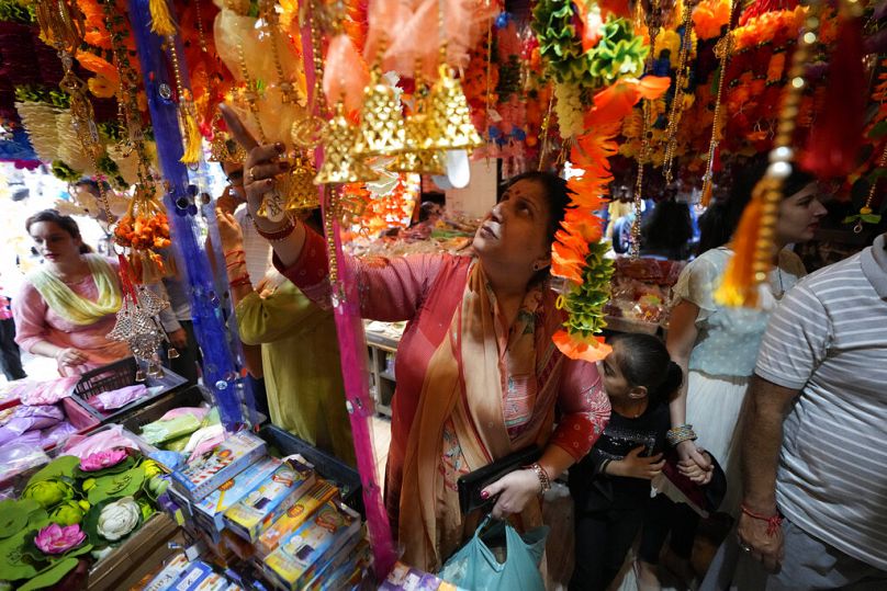 Les gens font leurs courses à la veille de Diwali.