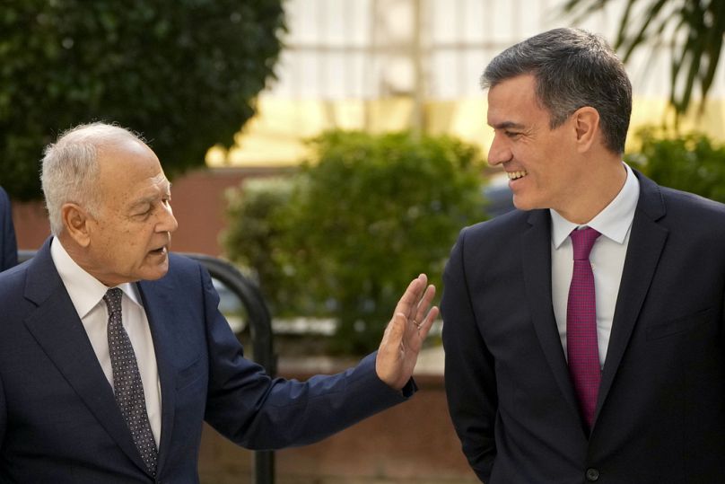 Le secrétaire général de la Ligue arabe, Ahmed Aboul Gheit, à gauche, s'entretient avec le Premier ministre espagnol Pedro Sanchez alors qu'il arrive vendredi au siège de la Ligue arabe au Caire, en Égypte.