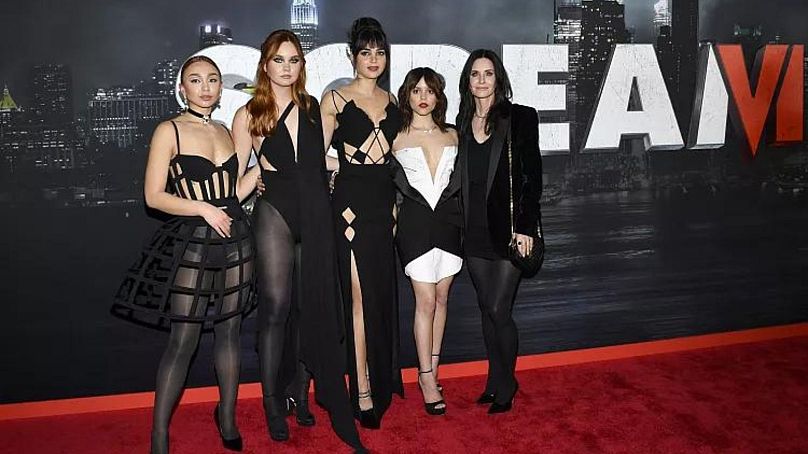 De gauche à droite : Devyn Nekoda, Liana Liberato, Melissa Barrera, Jenna Ortega et Courteney Cox assistent à la première mondiale de
