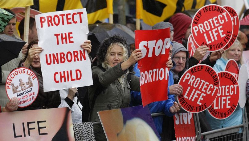 DOSSIER – Dans cette photo d'archive du jeudi 18 octobre 2012, des manifestants opposés à l'avortement tiennent des pancartes devant la clinique Marie Stopes à Belfast, en Irlande du Nord.