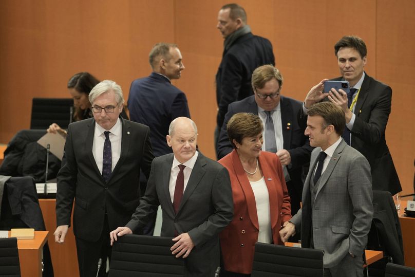 Le chancelier allemand Olaf Scholz, devant, et le président français Emmanuel Macron, devant à droite, arrivent au sommet du G20 sur l'investissement