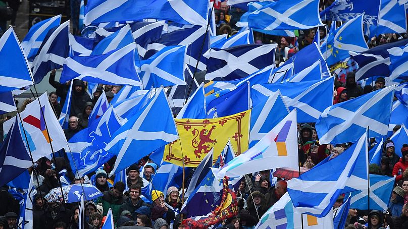 DOSSIER : Des manifestants portant des drapeaux du sautoir écossais assistent à un rassemblement pour l'indépendance écossaise à Glasgow, le 11 janvier 2020, en janvier.