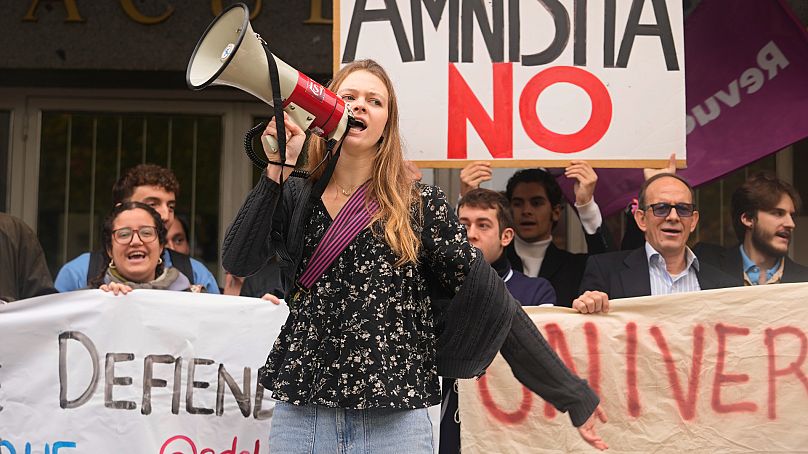 Les étudiants en droit de l'Université Complutense de Madrid protestent contre l'accord d'amnistie du Premier ministre espagnol par intérim Pedro Sanchez