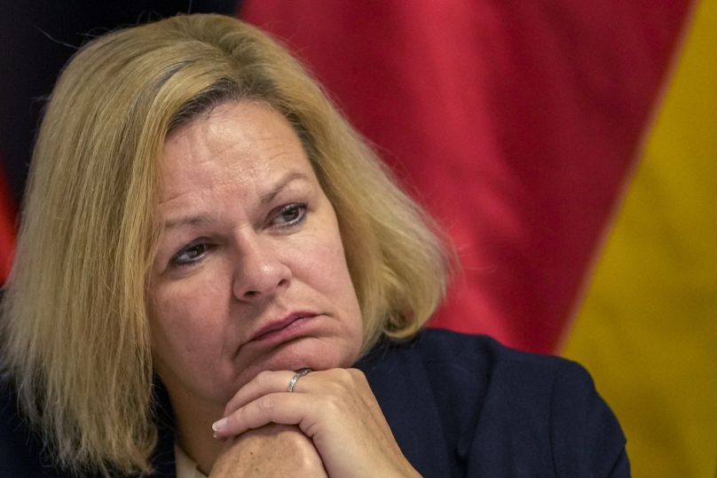 La ministre fédérale allemande de l'intérieur, Nancy Faeser, assiste à une conférence de presse après la réunion des ministres de l'intérieur du groupe de Visegrad.