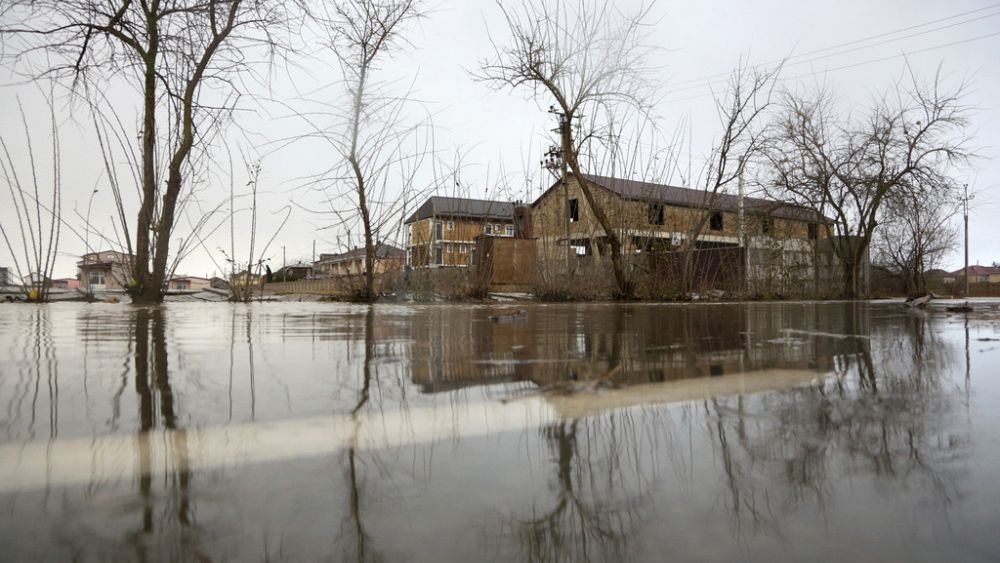 L'Ukraine se prépare à de nouvelles intempéries suite à une tempête dévastatrice qui a fait au moins 10 morts