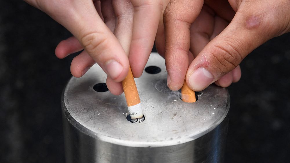 La France dévoile une hausse du prix des cigarettes et une interdiction des espaces publics dans le cadre de nouvelles restrictions pour lutter contre le tabagisme