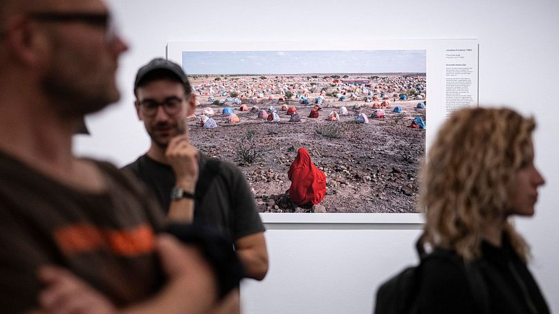 Jonathan Fointaine "Le dernier voyage du nomade" exposé lors de l'ouverture de l'exposition World Press Photo 2023 au Musée national hongrois, à Budapest